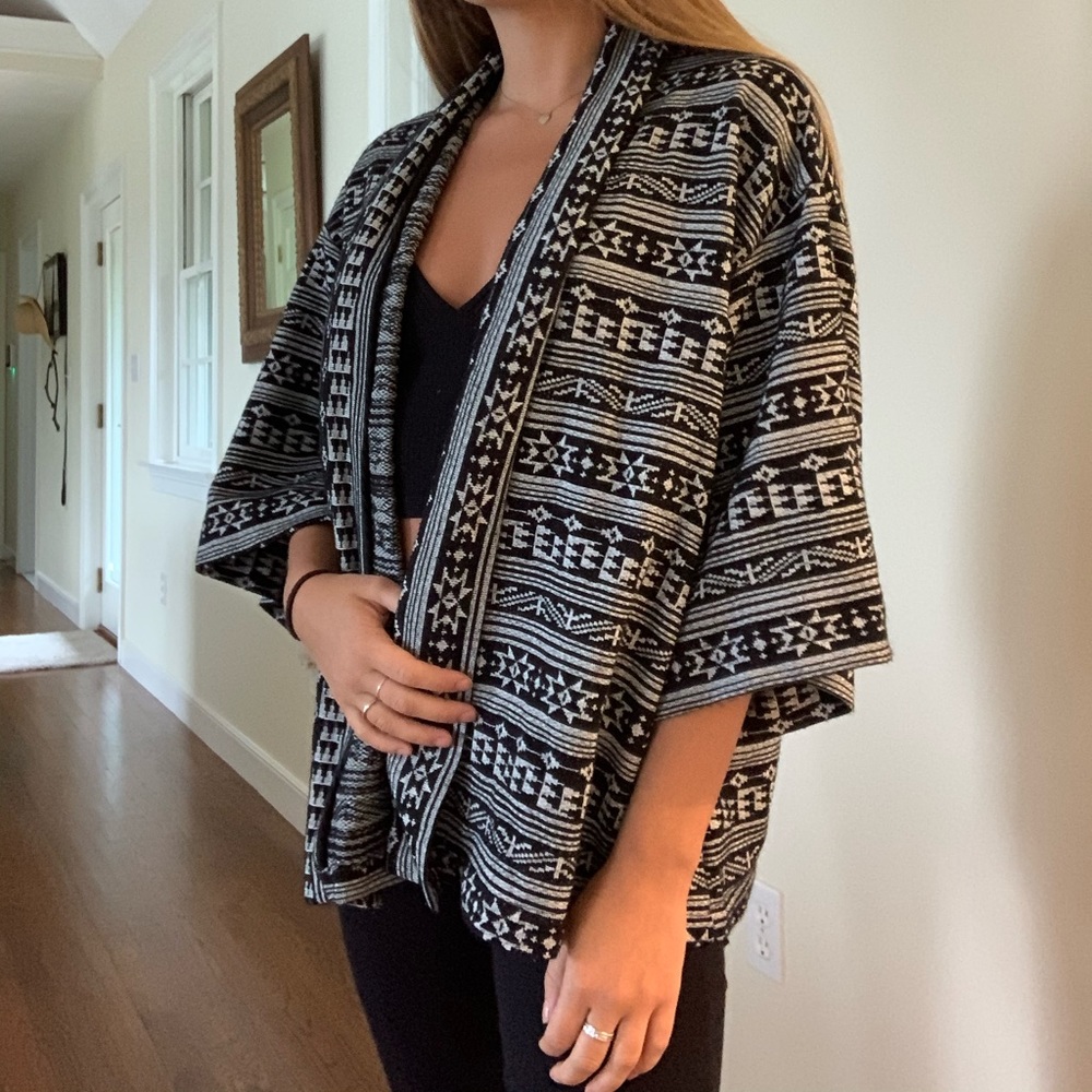Forever 21 black & white printed cardigan sweater with flowy relaxed fit.